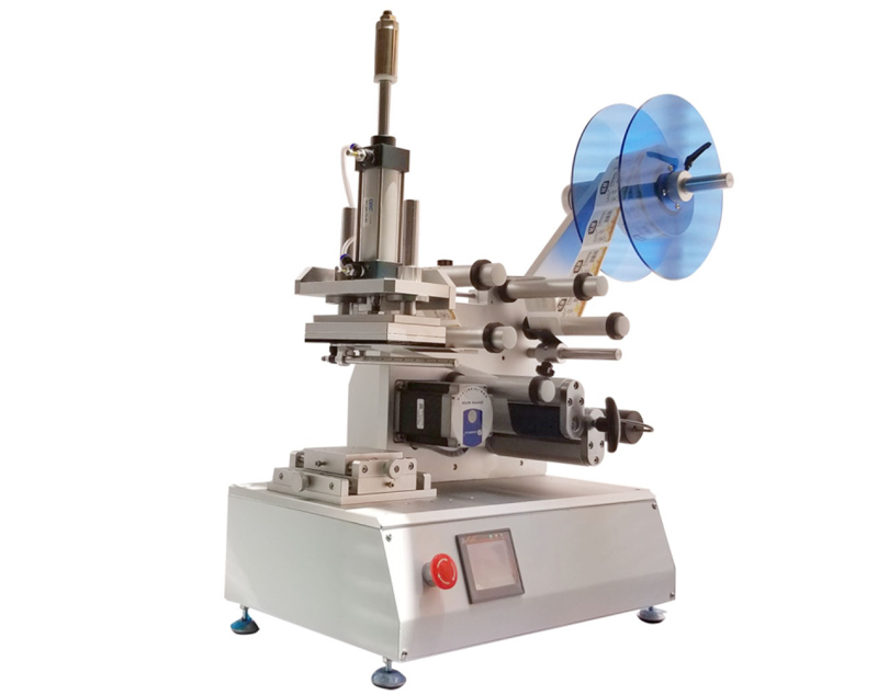 Semi-automatic flat labeling machine